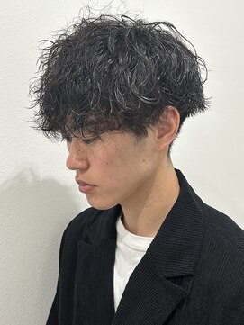 ヒュイル バイ ニアウ(Hwyl by Niau) メンズマッシュパーマ波巻スパイラルパーマシャドウパーマ眉毛