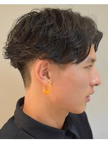 フリーク バーバーショップ 都島店(FREAK BARBER SHOP) 黒髪ツーブロックセンターパートフェザーパーマ