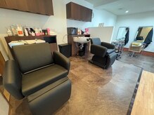 カラープラス 京都 六地蔵店の雰囲気（シャンプー台はフラットタイプでゆったりとしたお時間を。）