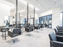 オーシャントーキョーオーバー 渋谷(OCEAN TOKYO OVER)の雰囲気（席が多く、開放感のある店内！ men's/パーマ/渋谷/メンズカット）