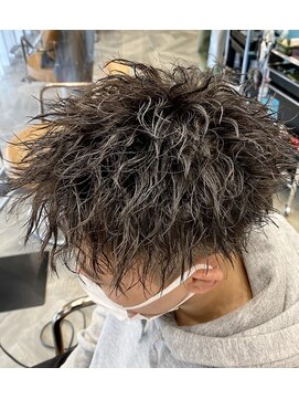 スプリング ウシワカマル(SPRING@ushiwakamaru) ツイストスパイラル / 刈り上げ / フェード / メンズショート