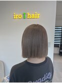 切りっぱなしボブ、ほんのりピンクベージュ