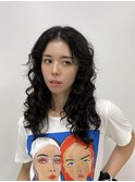 黒髪ウェーブで魅せる！個性派×大人モードスタイル