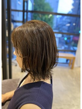 ニーイチイチ(211) ミディアム/レイヤーボブ