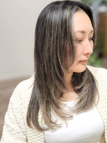 エードット(a.)&nbsp;ハイライト白髪ぼかしレイヤーカット艶感　ミディアム大人女子