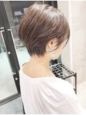 ナチュラルな厚めバングのショートボブデザインカラーローライト