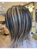 ペールベージュ×ダークカラーのコントラストカラー
