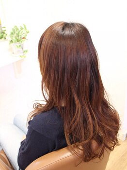 【こだわりのカラー剤☆】トリートメント成分が入ったカラー剤なので潤いが違う☆ダメージも最小限◎