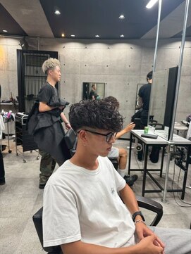 イーラ(era) スペインカールパーマ/メンズ/刈り上げ/眉毛/ツイスト