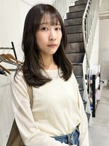 カミエ(kamie) 上質なツヤ感を引き出す、ダークブラウンのセミロング