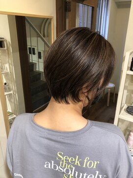 ワンバイワンクラッカ(one by one CLACCA) 収まる 前下がりライト大人ショート