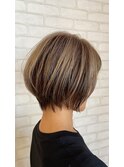 前下がりショートボブハイライトフォギーベージュ川口