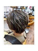 peu a peu メッシュカラーで立体感を出した明るめアッシュのショートヘア2