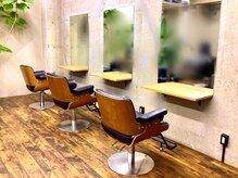 ファイ カラースタジオ(PHI COLOR STUDIO)の雰囲気(高演色照明・大きめラウンジチェア・大鏡をカラーの為だけに設置)