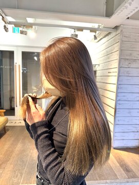 ヴィッカエコル (vicca 'ekolu) 《二階堂千恵》ブロンド/ブリーチ/ミルクティーカラー