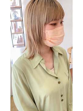 ヘアデザイン ソラ(Sola) ナチュラルハイトーンホワイトブロンドデザインカラーネオウルフ