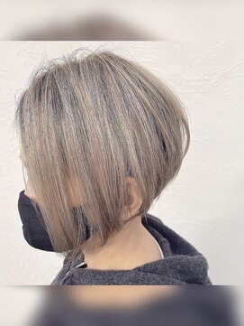 ルシードスタイルアイフラット(LUCIDO STYLE I-FLAT) 前下がりショート/白髪ぼかしグレージュカラー/20代30代40代50代