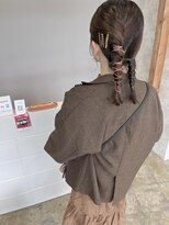 ニド(2do)&nbsp;革紐でタイトな大人ツインポニー