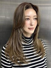 ブリーチしない自然光で輝く潤いカラー×髪全体に軽やかな動きと奥行きで自然な魅力を引き立てるレイヤー