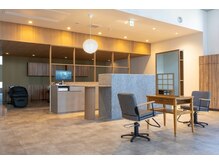 カウンターの奥がシャンプーブースに分かれております。