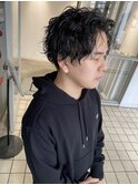 スパイラルパーマで無造作な動きのあるメンズスタイル