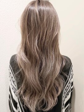 ジーナ バイ アルティナ(Dina by artina) プラチナブロンド×ニュアンスロング【Dina立川】