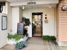 アズール(AZOOL)の雰囲気（お店入り口は花々と季節に合わせたリースを飾っています）