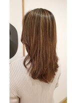 キザシ(KIZASI)&nbsp;白髪と黒髪を残しながらハイライトをいれる大人ブロンド