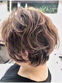 大人かわいい小顔ショートパーマ風くせ毛カット抜け感ブラウン