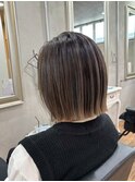 切りっぱなしボブ/ハイライトカラー/ベージュカラー