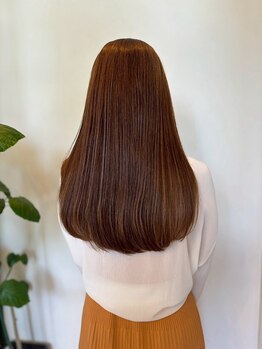 髪の芯から補修する「髪質改善」で強度を高め、冬の重ね着でももたつかない、スルンとまとまる艶髪をキープ