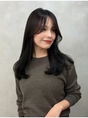 暗髪ミディアムレイヤーワンカール小顔シースルーバング韓国ヘア