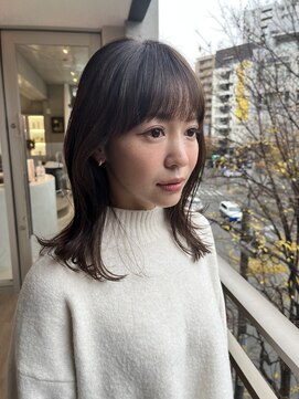 ロエ(loe) ワイドバングとナチュラルなくびれスタイルで女性らしさ＆若さUP