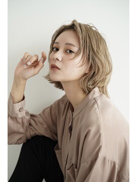 ラダ(Lada) ハイトーン ダブルカラー ミルクティーカラー レイヤーボブ 20代