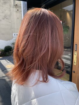 ノットドットビー(KNOT.B) ミディアムレイヤー　オレンジピンク　大人可愛い　くびれヘア