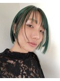 洗練されたこだわりのカットと個性派グリーンヘア