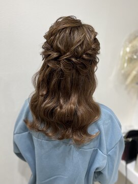 ジューシーティーティー(JUICY tt) 波ウェーブのハーフアップ