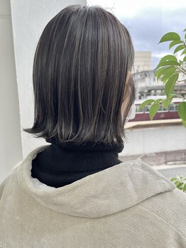 ヤヨイブレインズフェアリー(YAYOI BRAINS fairy)の写真/重くて暗い印象を与えない◎白髪を活かした透明感のある“大人のファッションカラー” 【脱白髪染め】