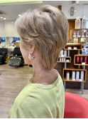 大人40代オススメ丸み高めハイトーン白髪ぼかしショート