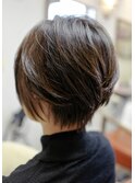 スモーキーなカラーの奥行きショート