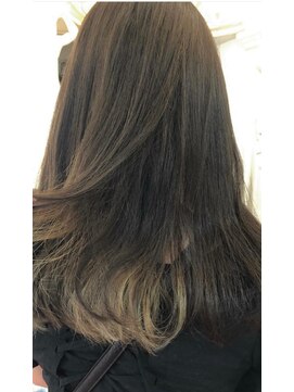 パリスパート2 インナーカラー 明るめ アッシュ ミディアム ヘアスタイル