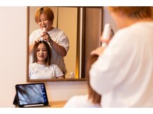 ハローニューデイズ(Hello New Days)の雰囲気（マイクロスコープを使い頭皮の水分・皮脂バランスをチェック。）