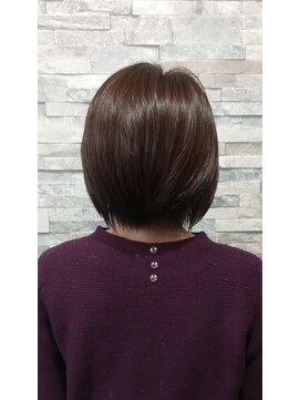 大人女性の長めシャープな前下がりボブ