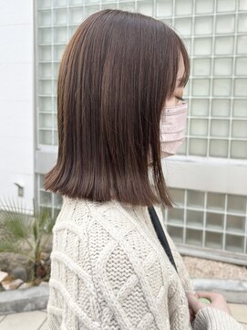 ブーム(BOOM) ベージュ×外はねボブ