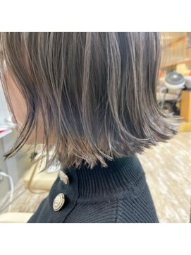 プラグ(Plug) 大人ミディボブハイライトケアブリーチアッシュ似合わせカット