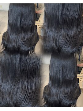 エラ(Ella) 髪質改善カラーで漆黒のツヤ髪に