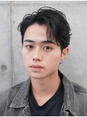 大人の抜け感を演出する、今トレンドのフェザーパーマ