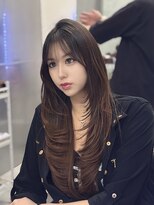 ロムーク 表参道(LOMKH)&nbsp;夏の小顔ロングレイヤーカット顔周りシールエクステブルーカラー