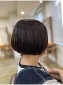広がりを抑えたコンパクトなショートボブに