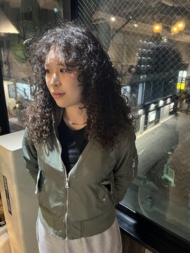 ビハインドザカーテン(BEHIND THE CURTAIN) 前髪波巻きツイストスパイラルパーマ